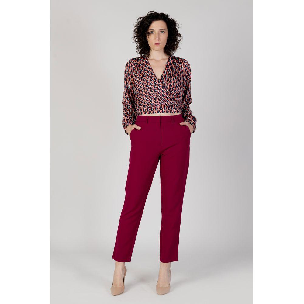 Woman wearing Vila Clothes Bordeaux cigarette pants, fall/winter collection, 95% polyester, 5% stretch.