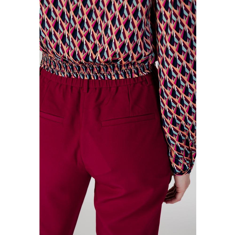 Back view of women's bordeaux cigarette pants, fall/winter collection, 95% polyester with stretch, by Vila Clothes.