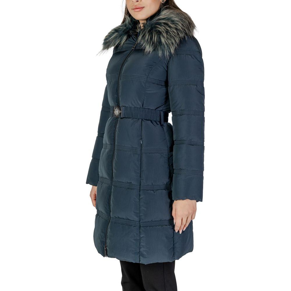 A woman wearing a Guess black polyester jacket with fur collar from the fall/winter collection, showcasing elegant winter fashion.