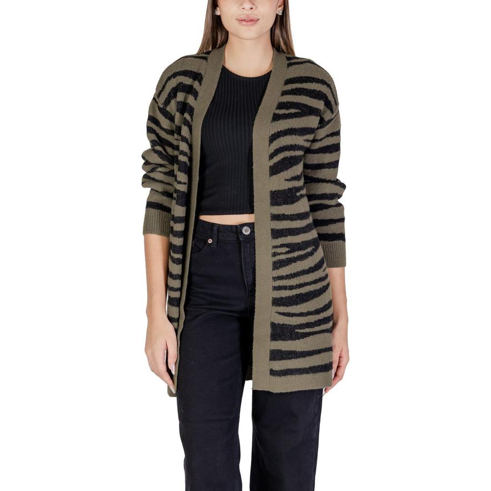 Woman wearing Jacqueline De Yong green nylon cardigan, fall/winter knitwear, made of nylon, viscose, polyester blend with striped pattern.