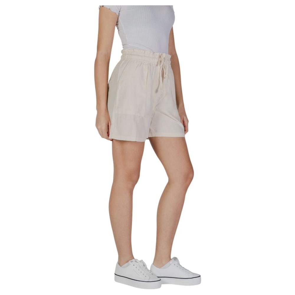 B.Young beige cotton women's shorts for a spring/summer collection, showcasing casual style and comfort.