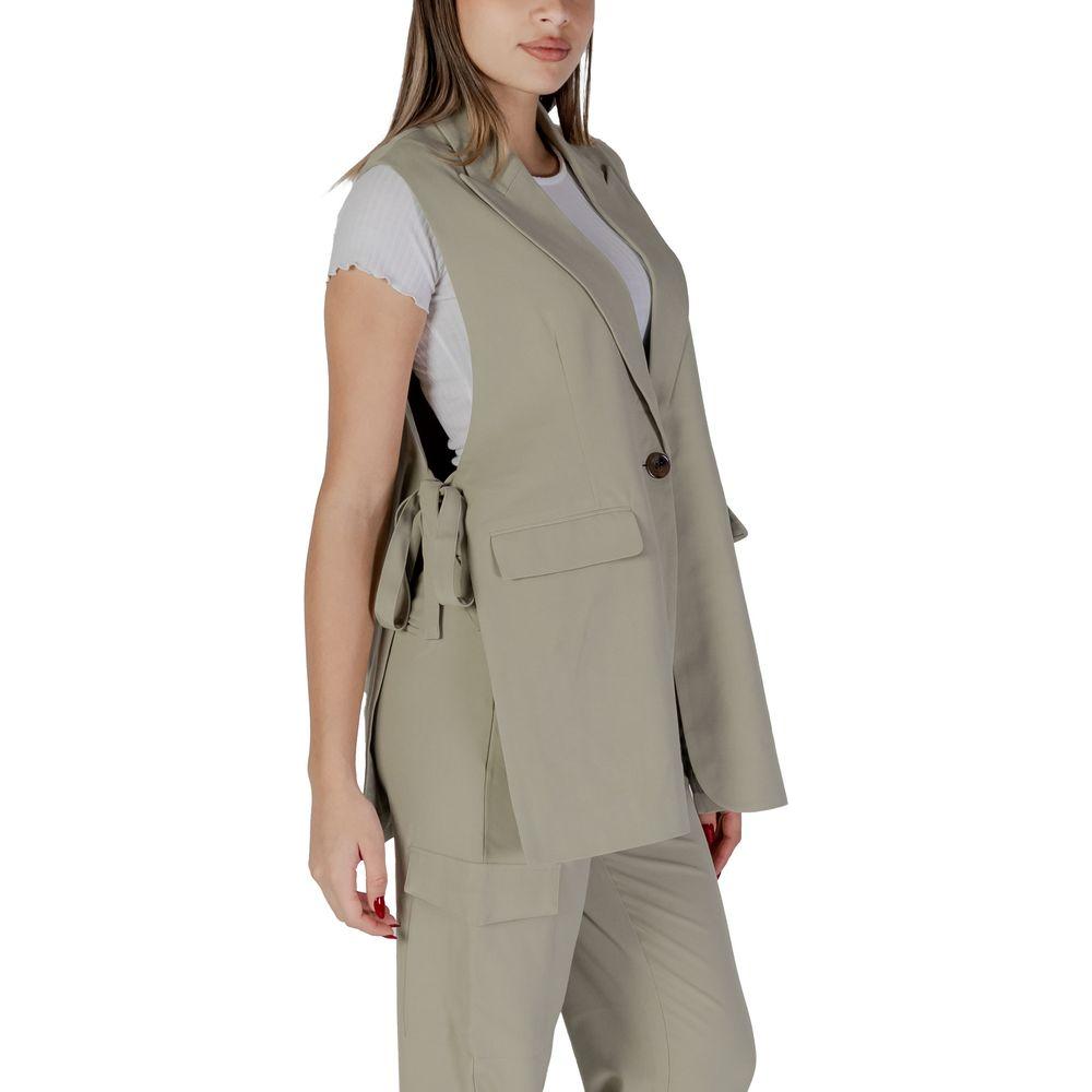 B.Young green polyester vest for women, tailored fit, spring/summer collection with pockets and side straps, stylish and versatile.