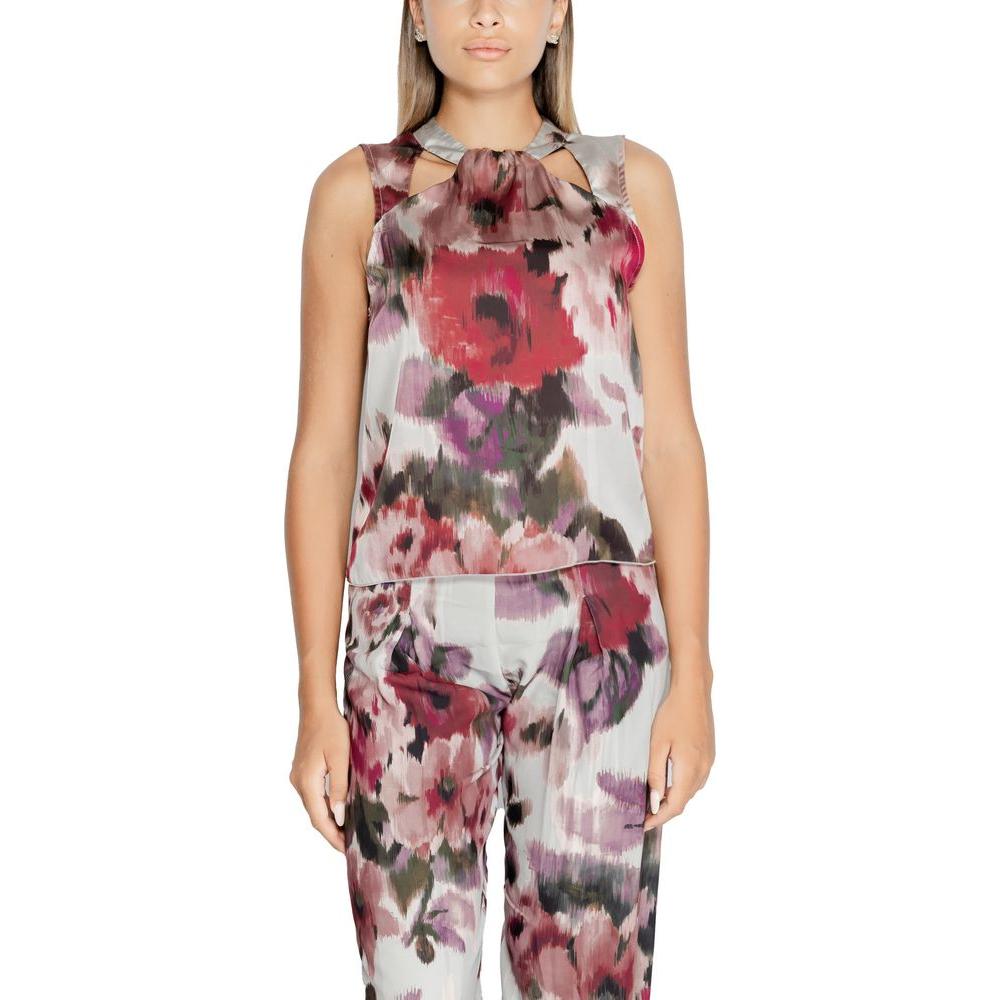 Woman wearing Rinascimento Bordeaux floral polyester top, part of women's fall/winter collection.