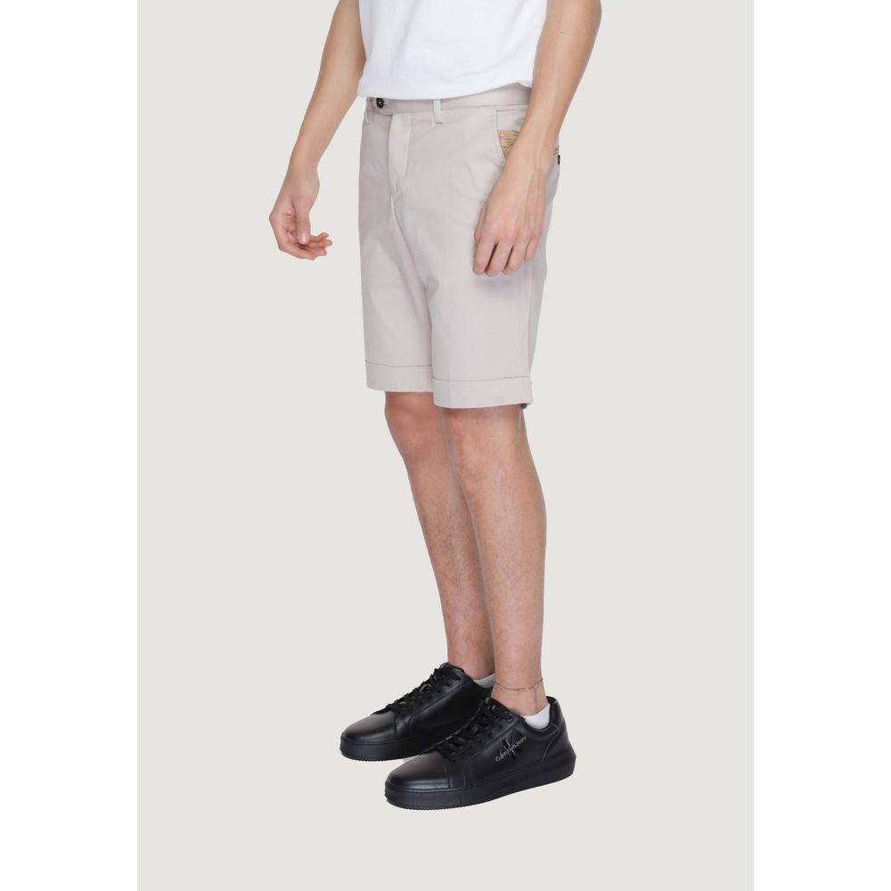 Alviero Martini Prima Classe men's beige cotton Bermuda shorts, spring/summer collection, side view on model, black shoes.