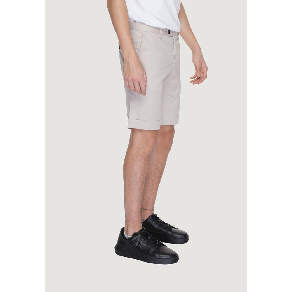 Man wearing Alviero Martini Prima Classe beige cotton shorts, part of the men's Bermuda spring/summer collection.