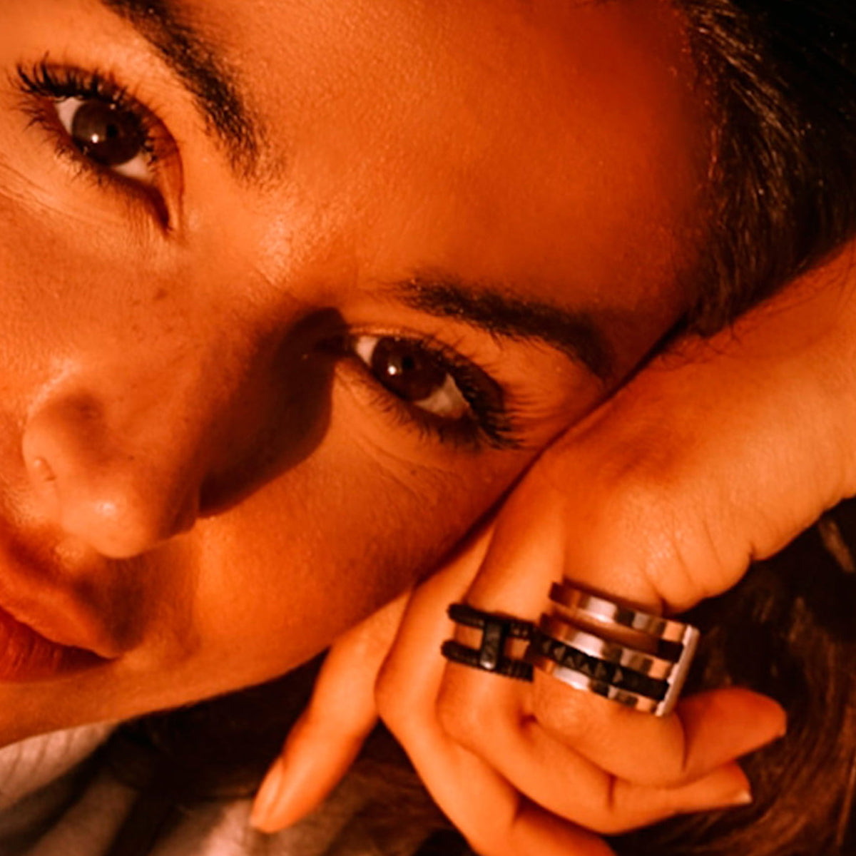 Close-up of a woman wearing AN JEWELS JEWELRY Mod. AR.R2NS02BK-7 ring on her hand.
