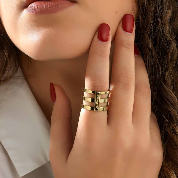Woman wearing AN JEWELS JEWELRY Mod. AR.R3NS02Y-7 gold ring with red nails