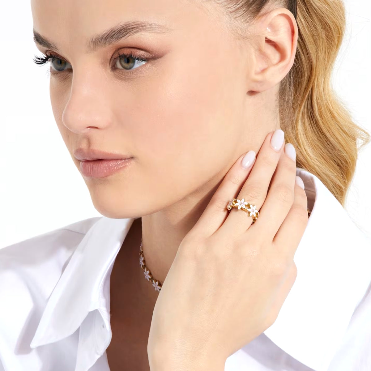 Woman wearing GUESS JEWELS JEWELRY Mod. JUBR04132JWYGWH52 ring and necklace with floral design