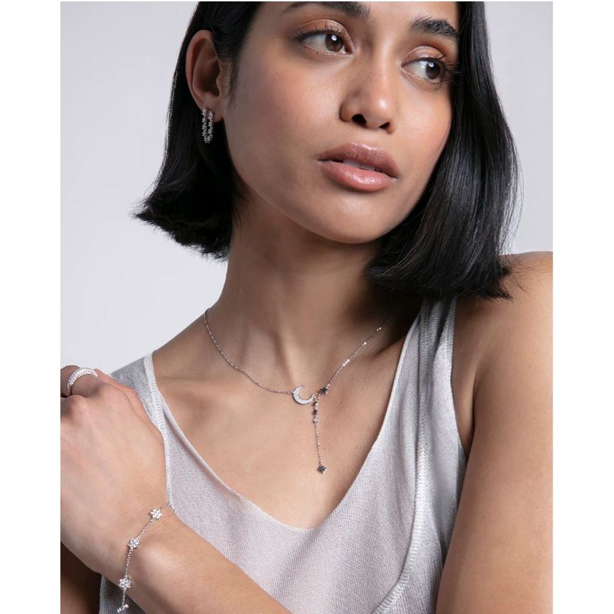 Lady wearing VICEROY JEWELS Mod. 13205C000-30 necklace in silver, showcasing elegant design. Suitable for formal occasions.
