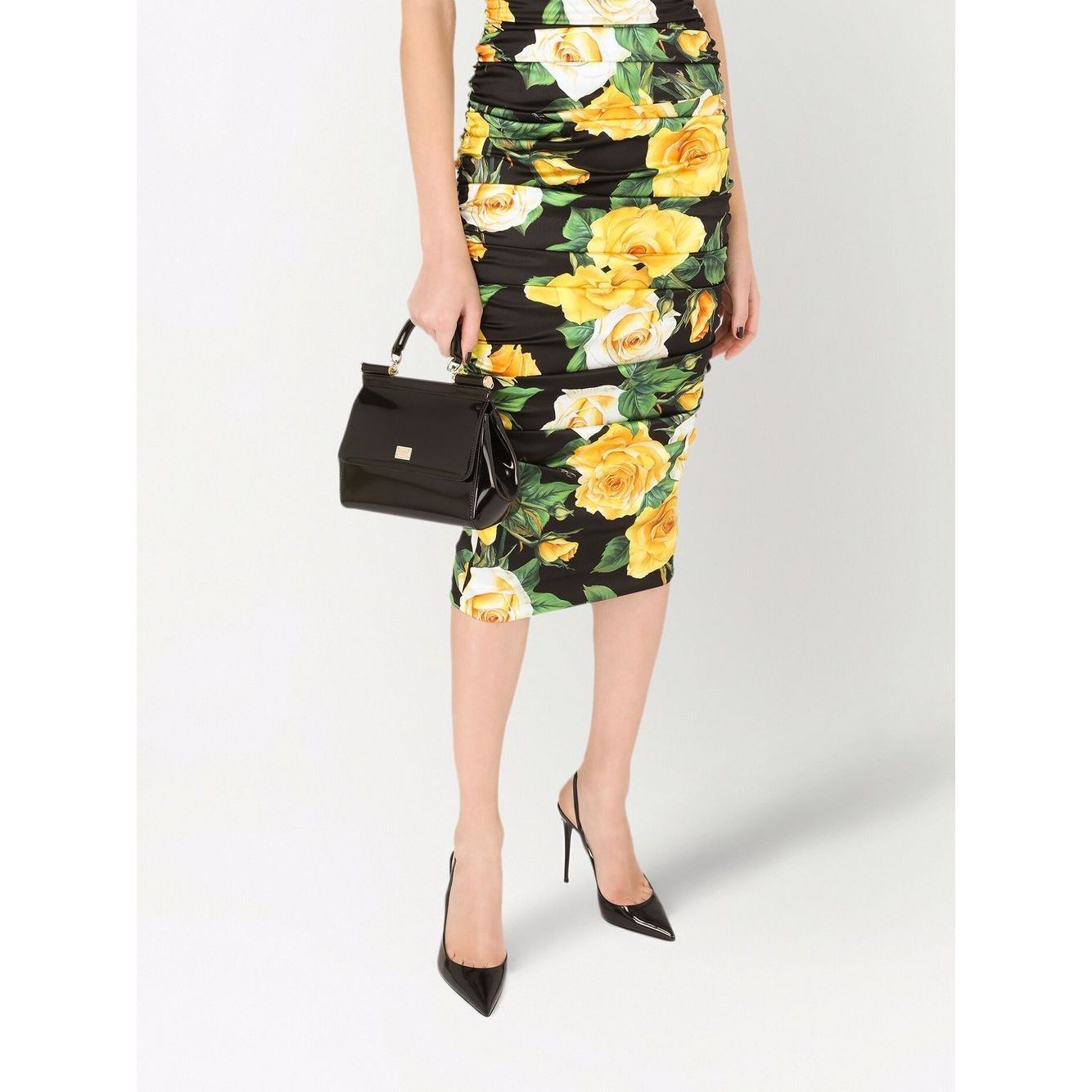 حقيبة دولتشي آند غابانا من جلد العجل الأسود المصقول بلمسة نهائية ذهبية اللون مع لوحة شعار