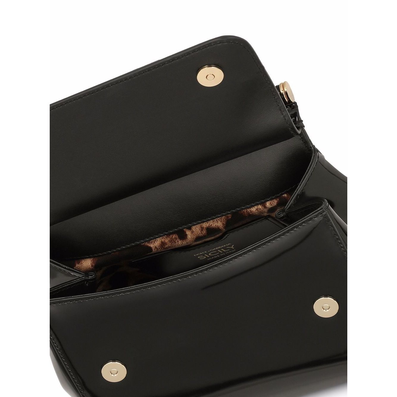 حقيبة دولتشي آند غابانا من جلد العجل الأسود المصقول بلمسة نهائية ذهبية اللون مع لوحة شعار