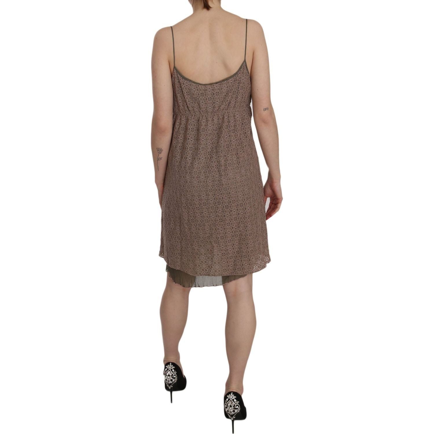 فستان قصير أنيق باللون الأخضر بقصة A وحمالات رفيعة من PINK MEMORIES