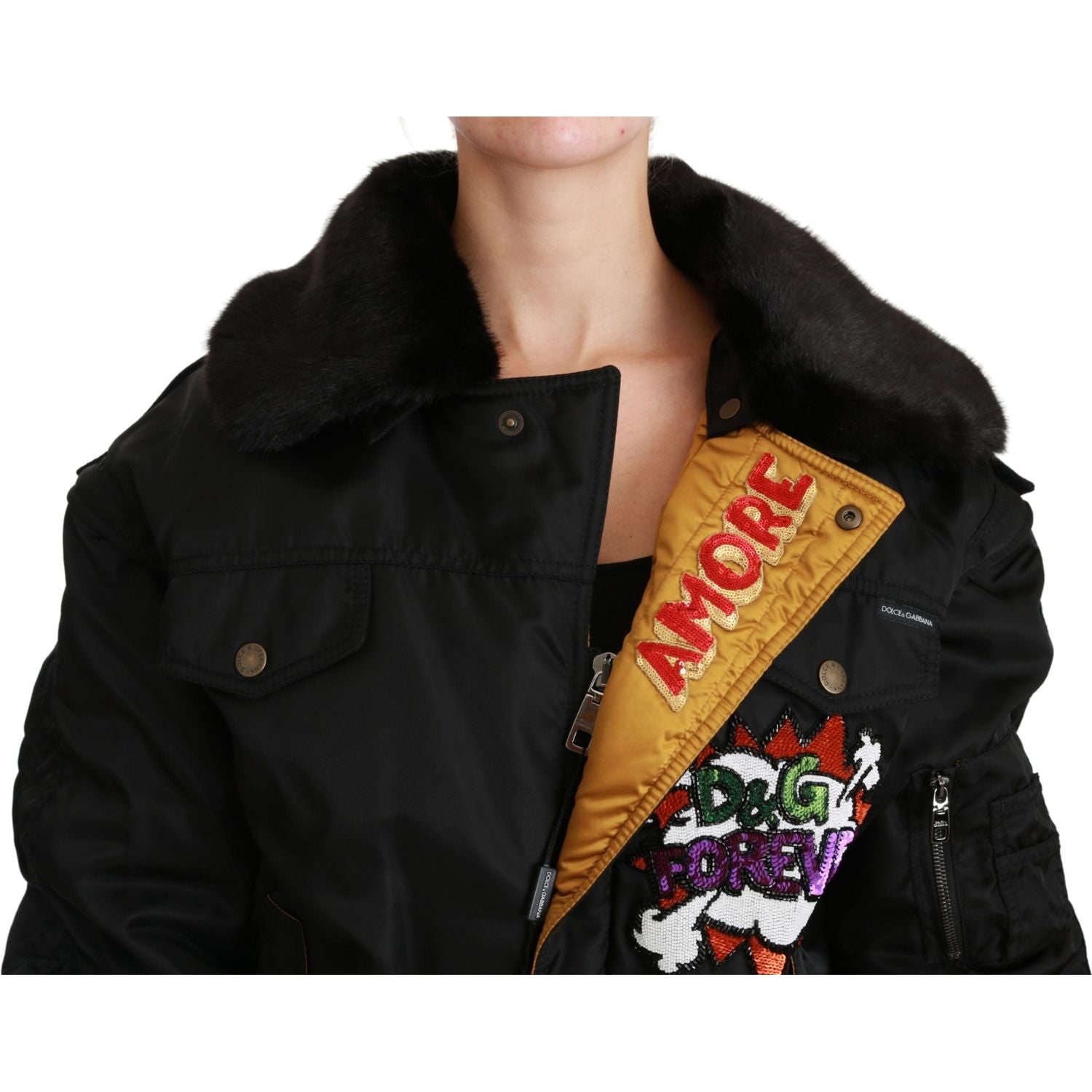 سترة بومبر سوداء أنيقة من دولتشي آند غابانا مع ميزات قابلة للفصل