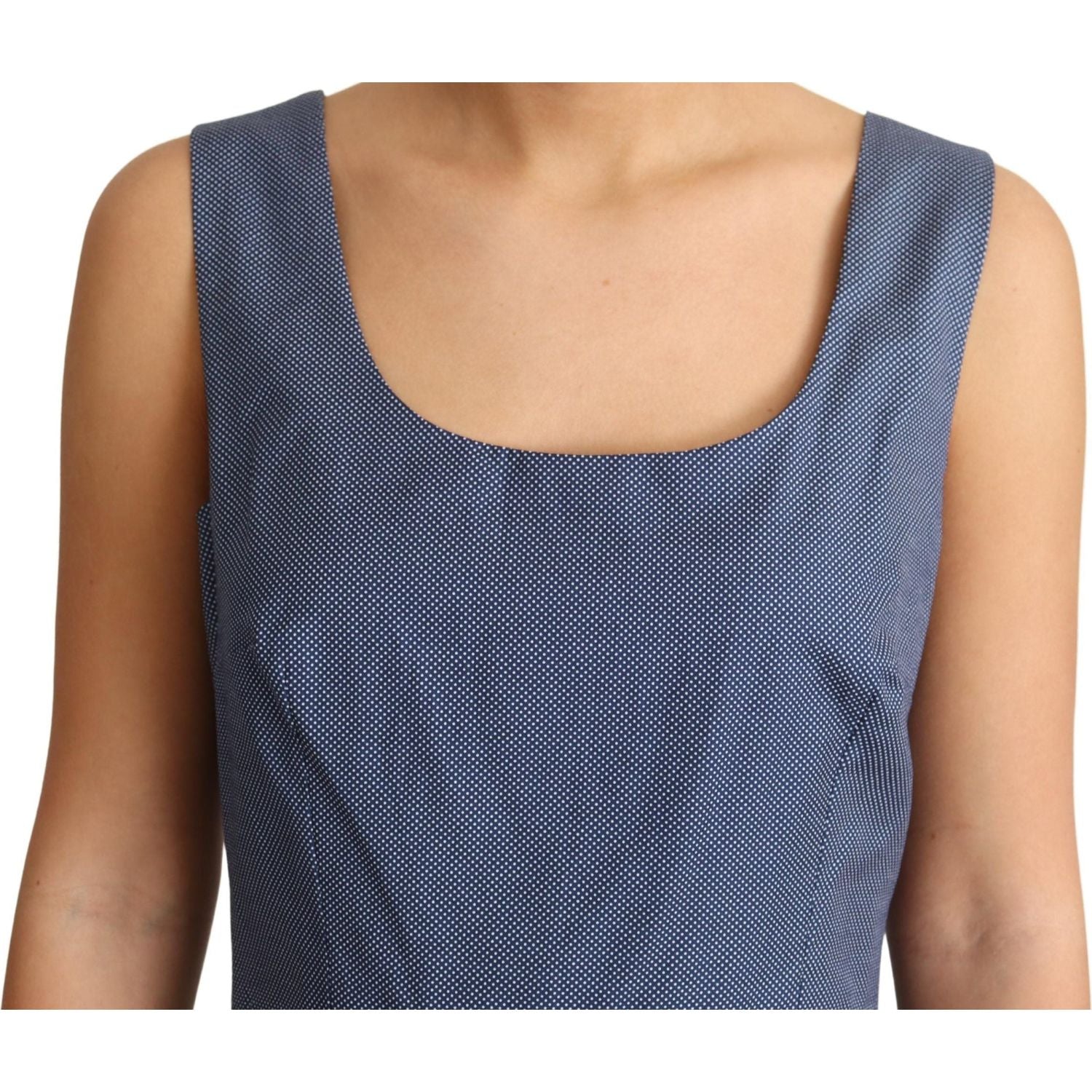 فستان دولتشي آند غابانا الأنيق ذو الخطوط المستقيمة بدون أكمام باللون الأزرق المنقط