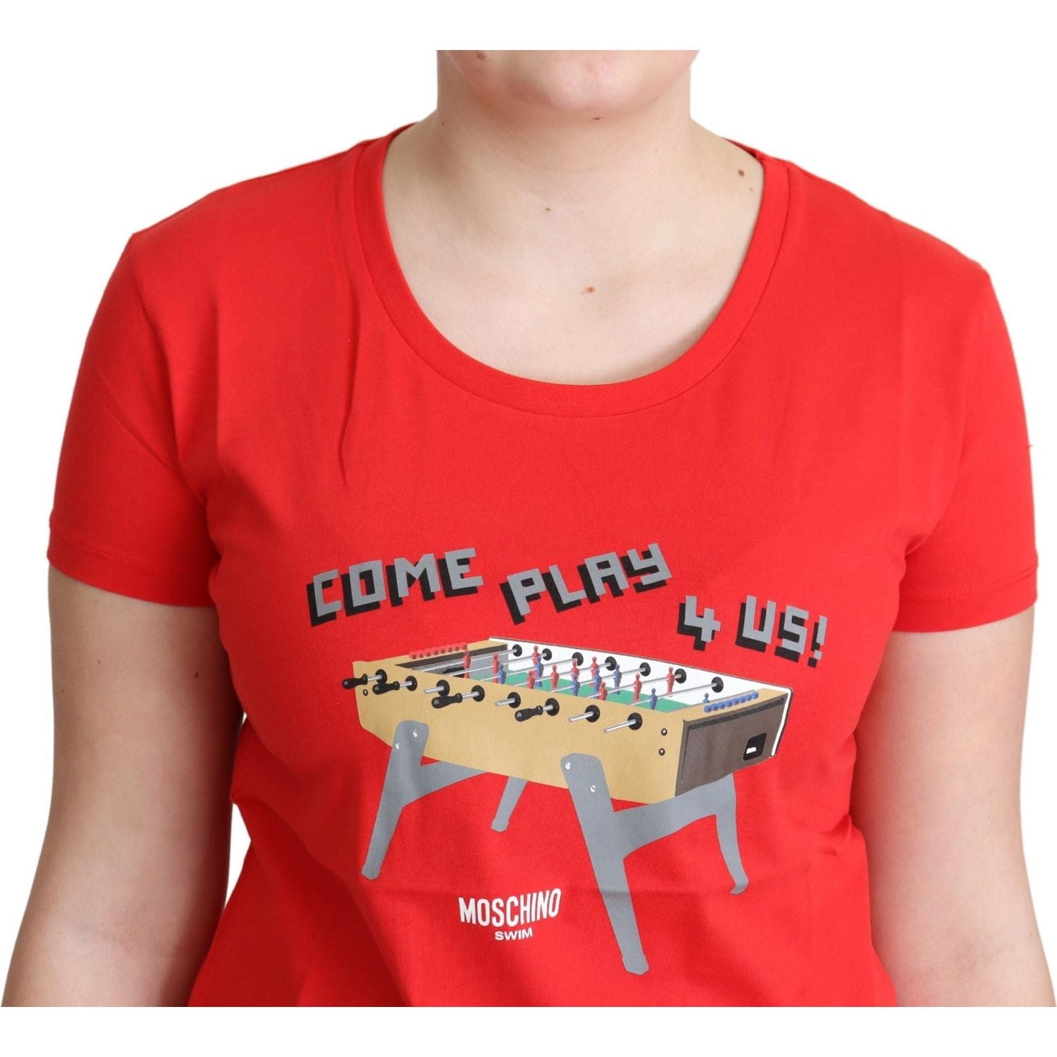تي شيرت موسكينو شيك من القطن باللون الأحمر بطبعة مرحة