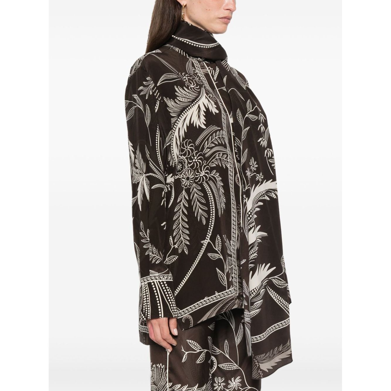 FRS . قمصان بنية اللون