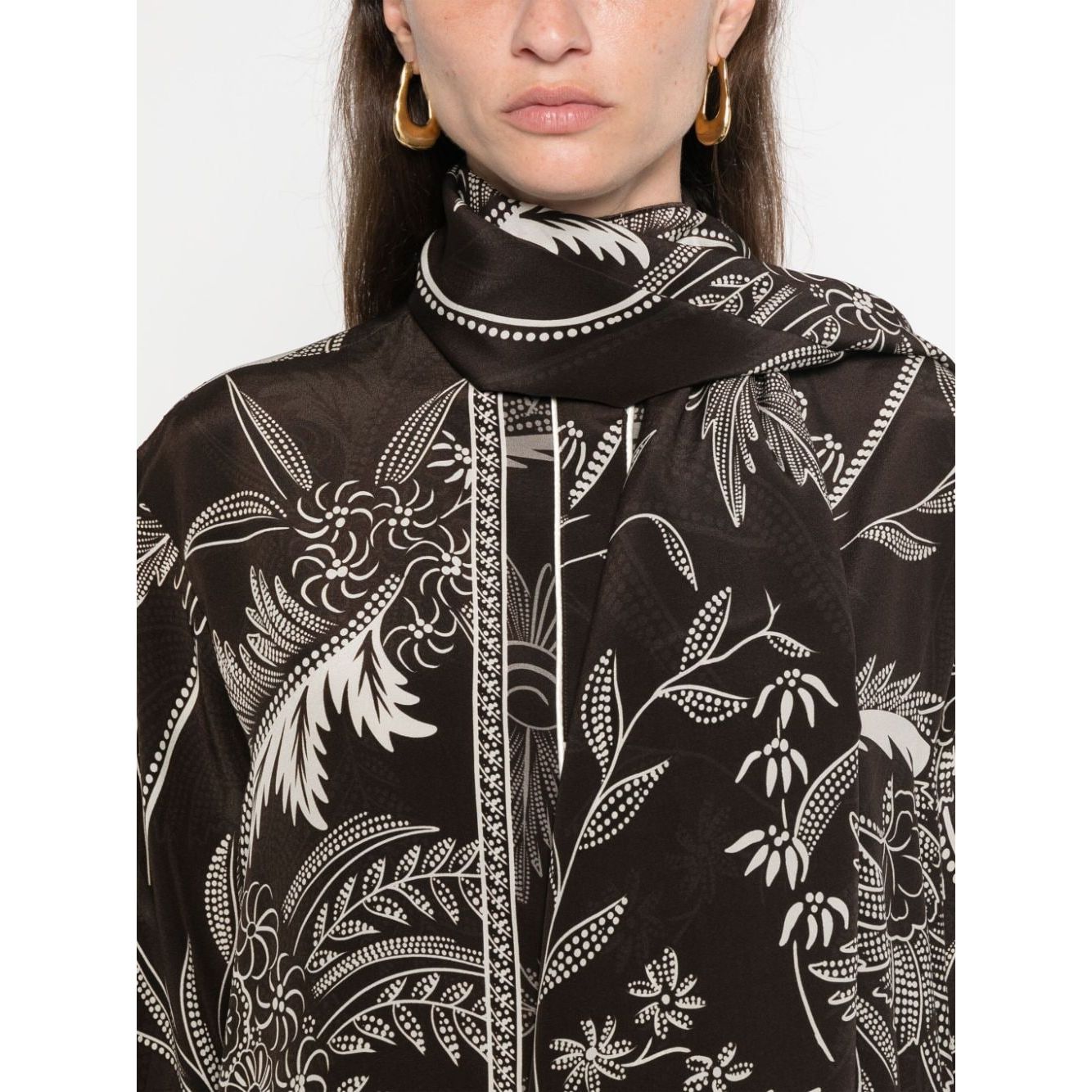 FRS . قمصان بنية اللون