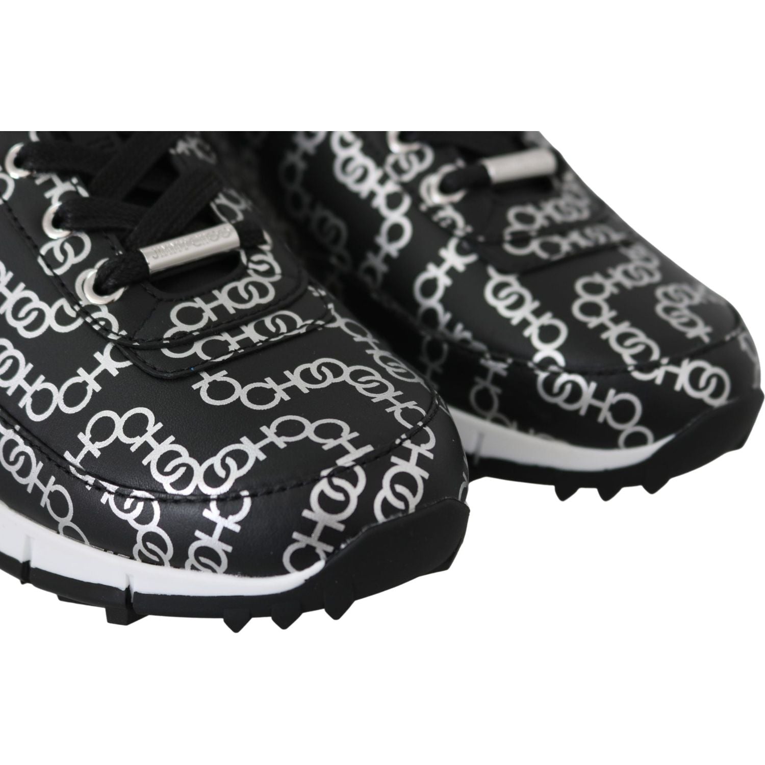 حذاء رياضي أنيق من الجلد باللونين الأسود والفضي من جيمي تشو