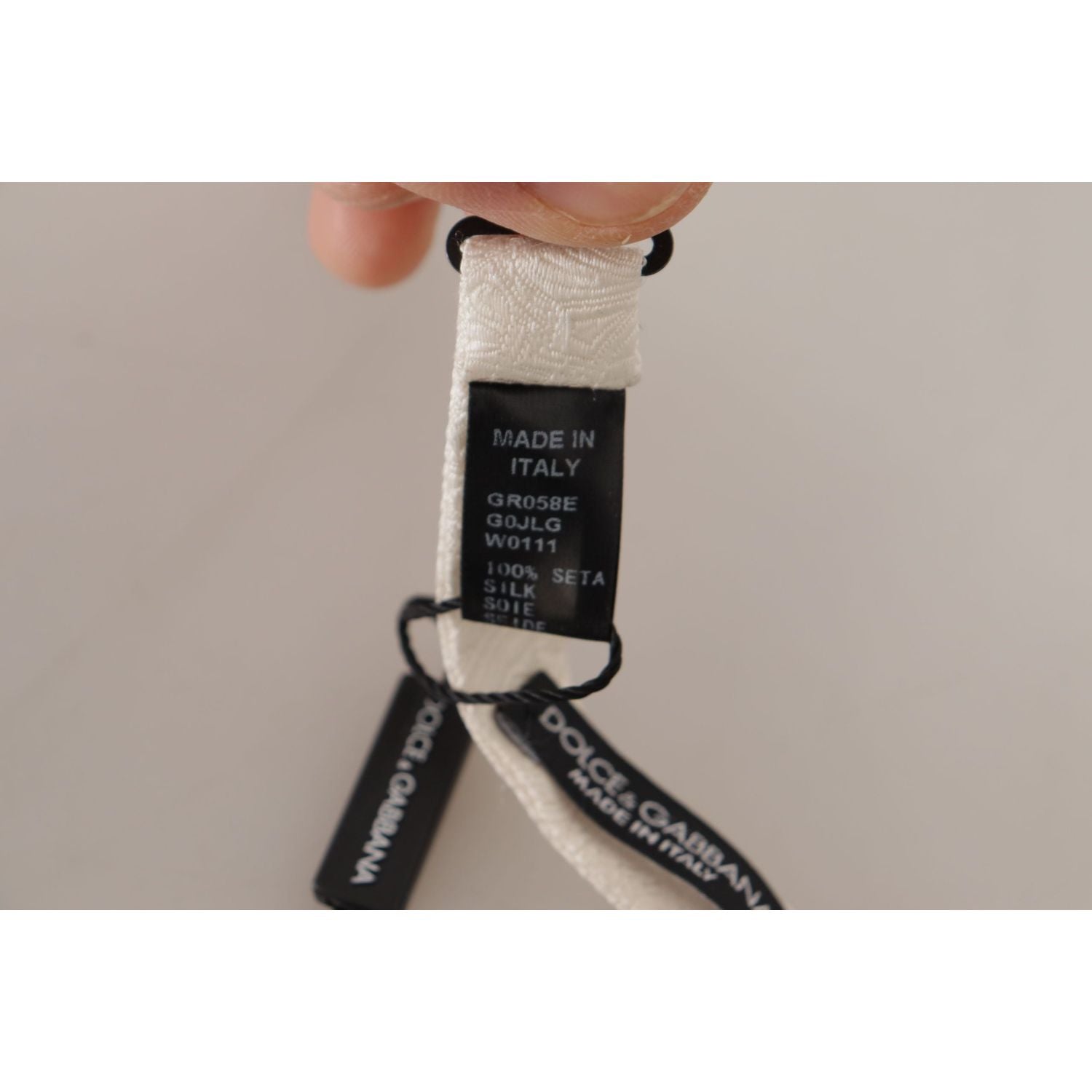 ربطة عنق أنيقة من الحرير الأبيض من دولتشي آند غابانا