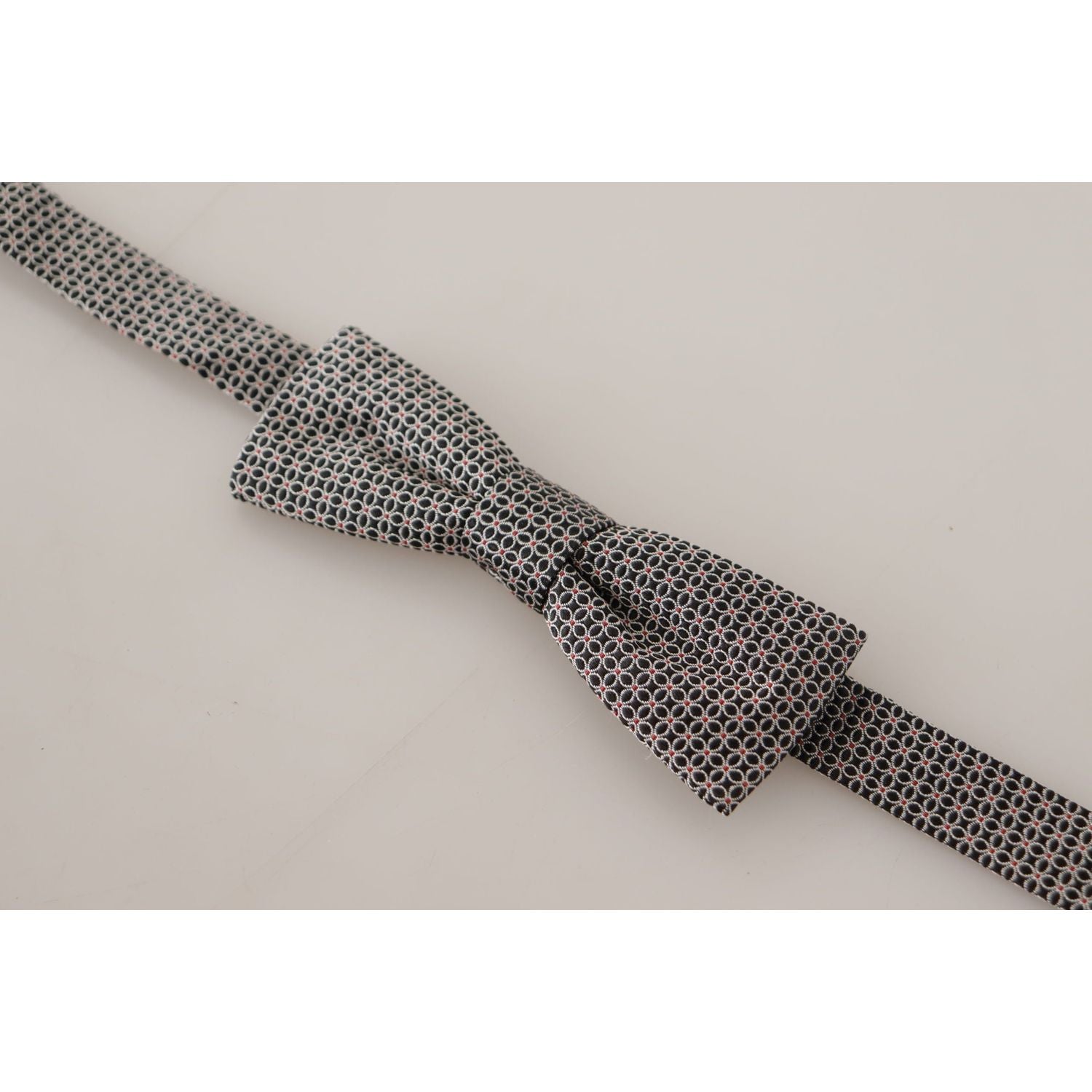 ربطة عنق أنيقة من الحرير الأسود من دولتشي آند غابانا