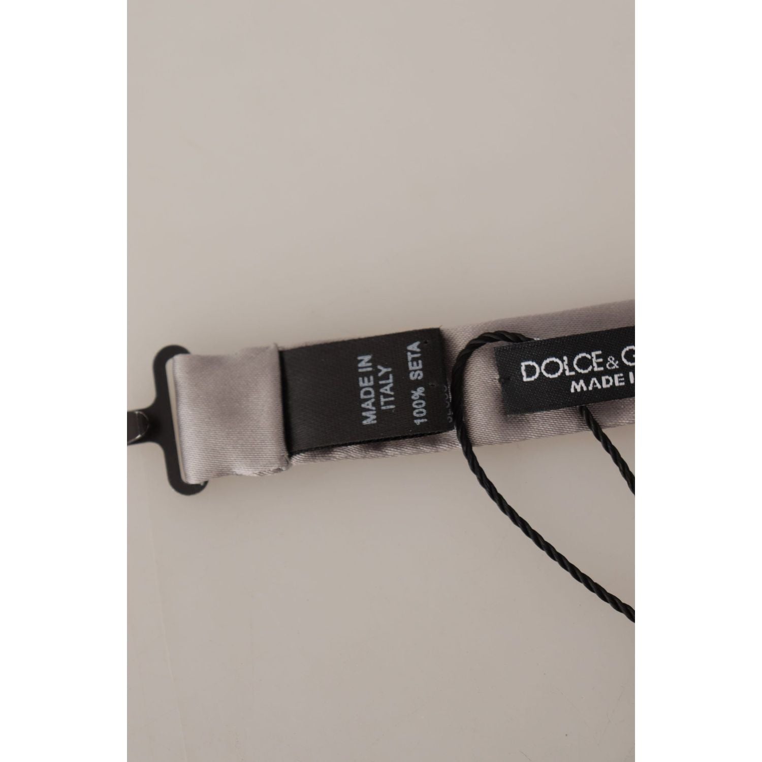 ربطة عنق أنيقة من الحرير باللون الفضي من دولتشي آند غابانا لحفلة مسائية راقية