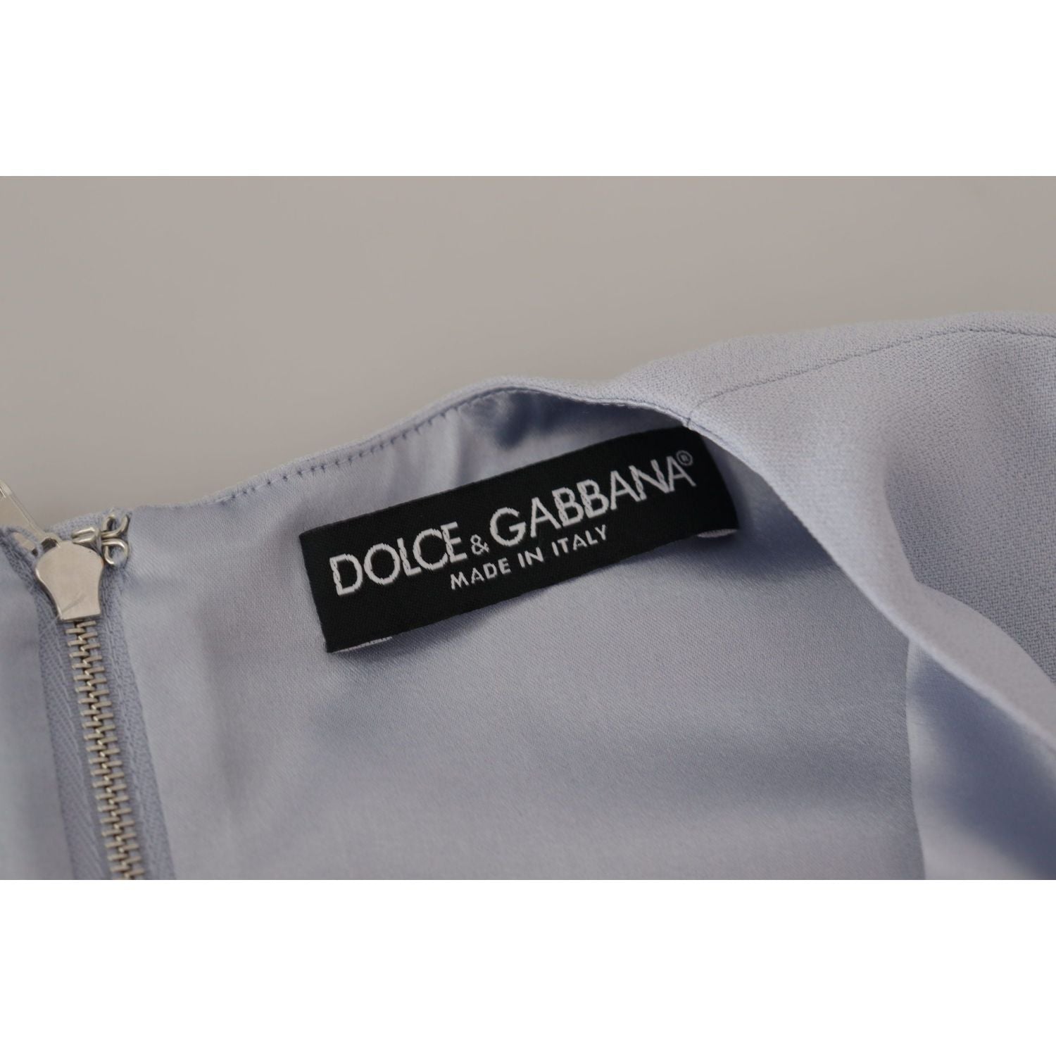 فستان دولتشي آند غابانا الأنيق باللون الأزرق الفاتح