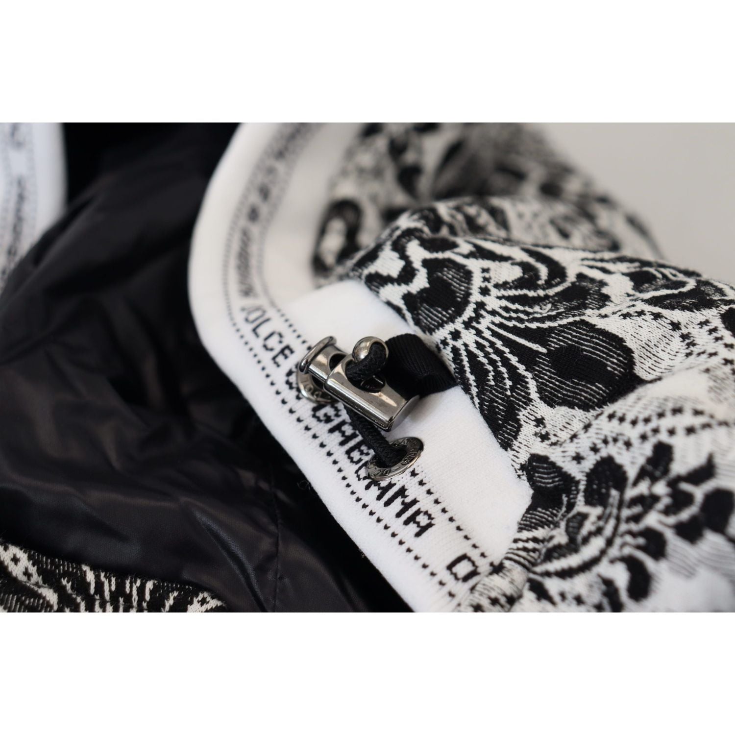 قبعة دولتشي آند غابانا الأنيقة المصنوعة من القطن لتغطية الرأس بالكامل