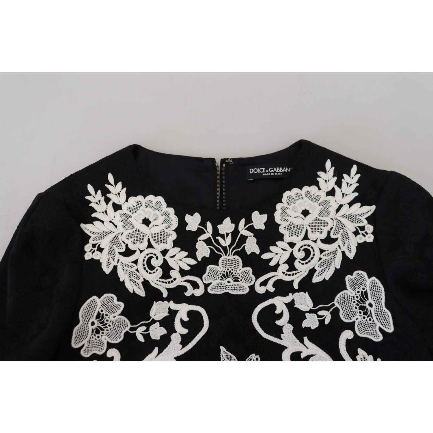 فستان قصير أنيق باللون الأسود من دولتشي آند غابانا مع حافة من الدانتيل