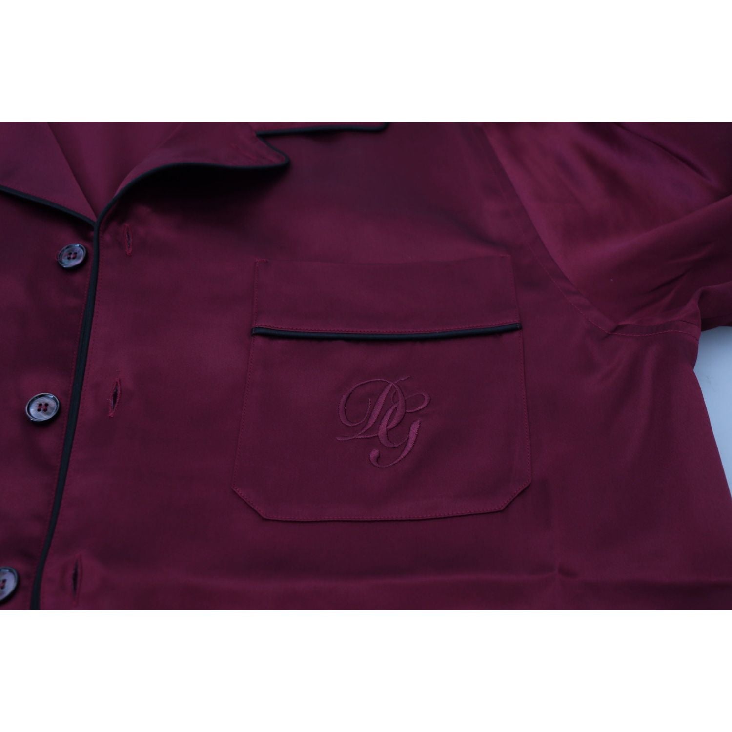 بيجامة نوم أنيقة من الحرير باللون الأحمر من دولتشي آند غابانا