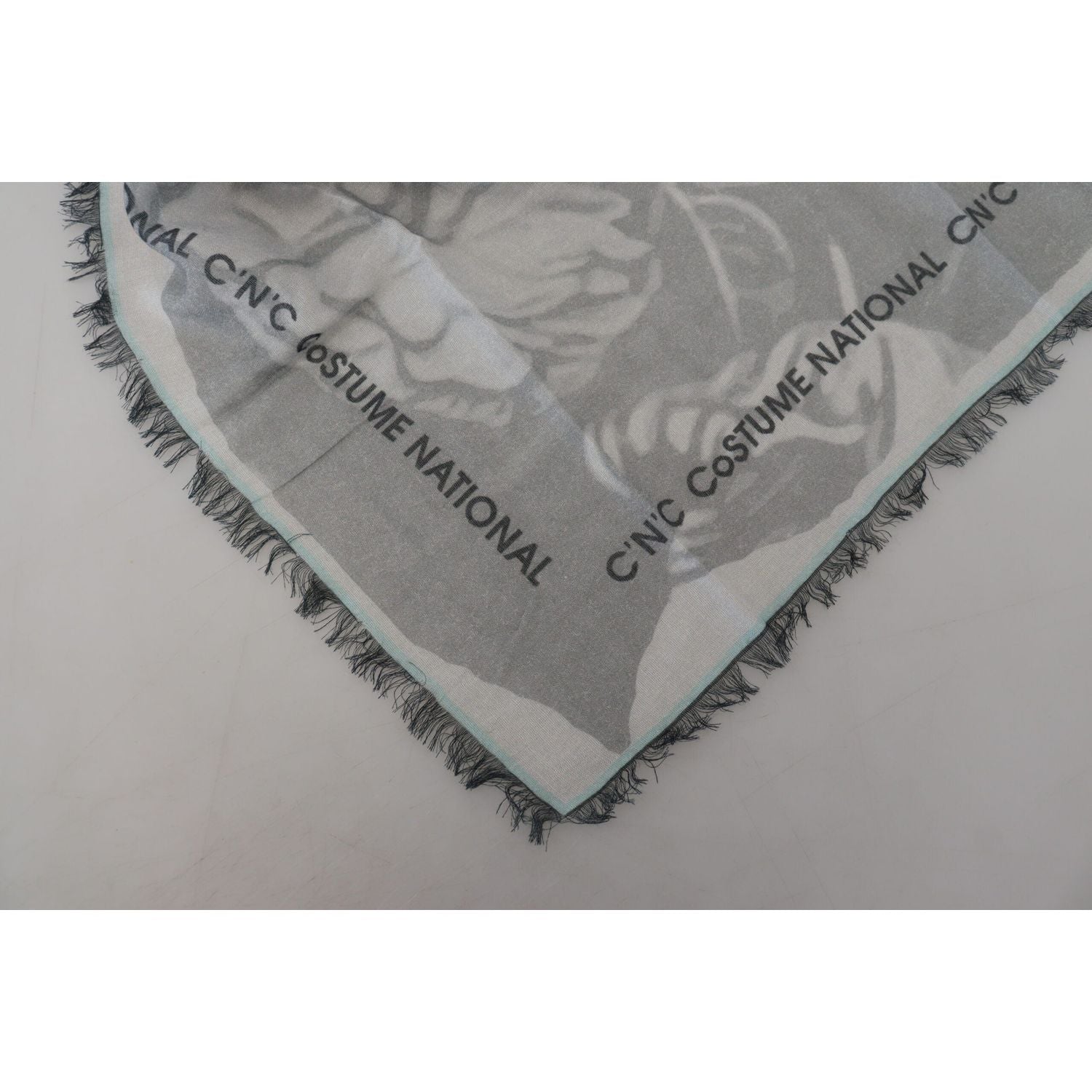 وشاح رمادي من تصميم مصمم الأزياء الوطنية الأنيقة مع هامش