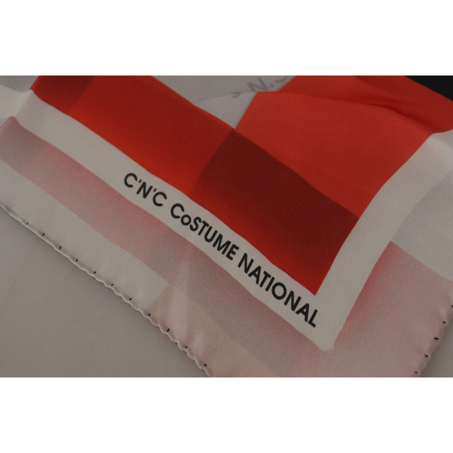 وشاح حريري أنيق من الزي الوطني باللون الرمادي والأحمر