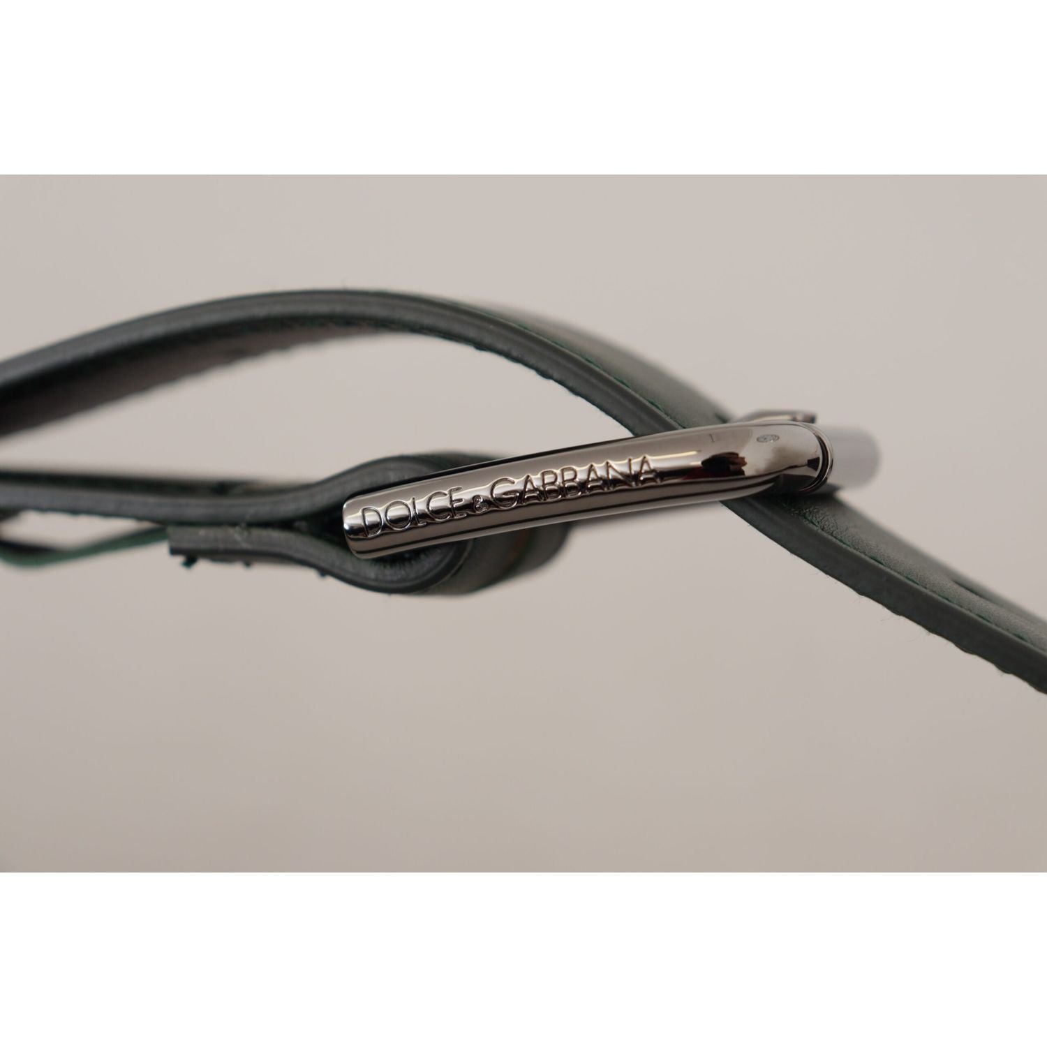 حزام دولتشي آند غابانا الأنيق المصنوع من الجلد باللون الأخضر الداكن مع مشبك الشعار