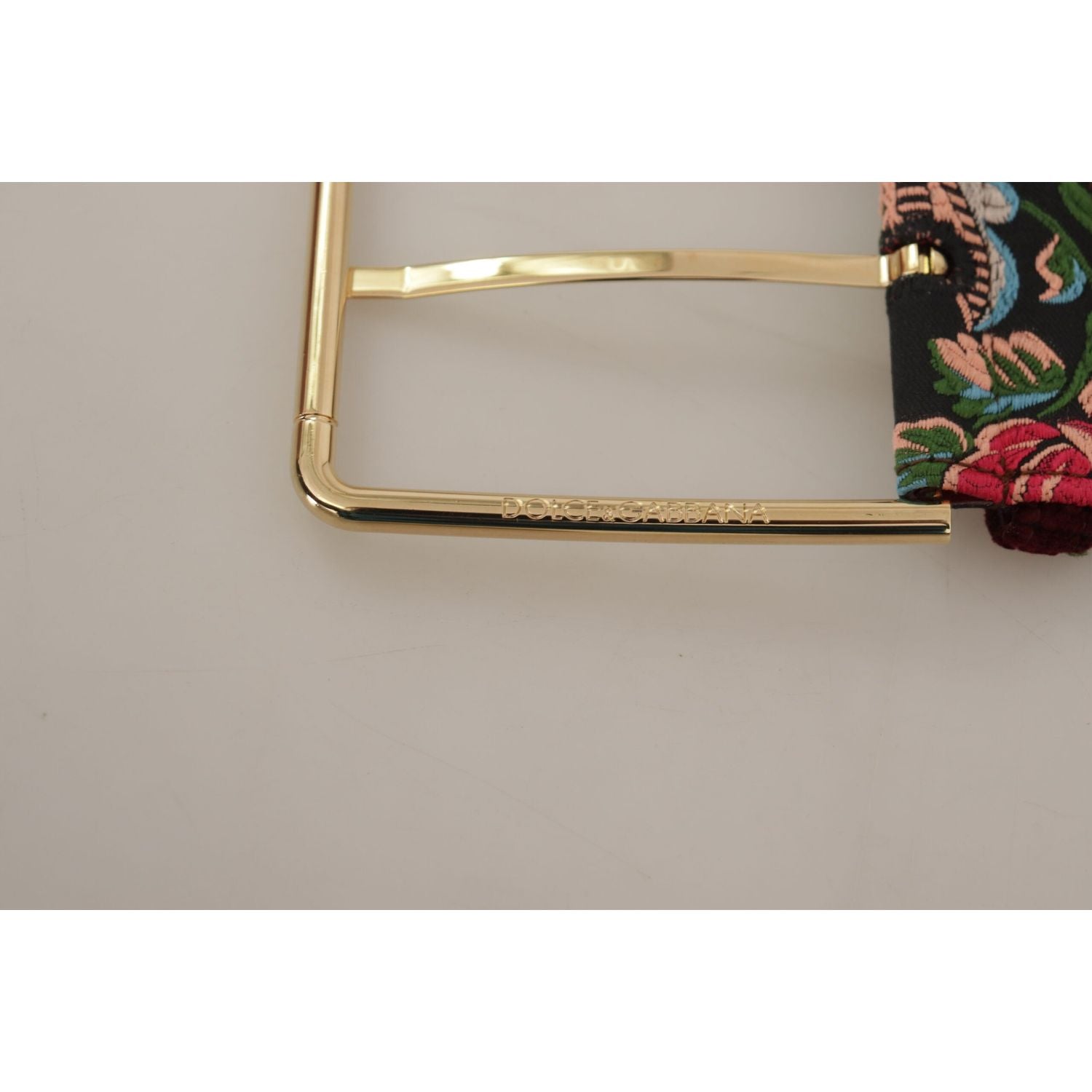حزام جلدي متعدد الألوان منقوش عليه شعار دولتشي آند غابانا