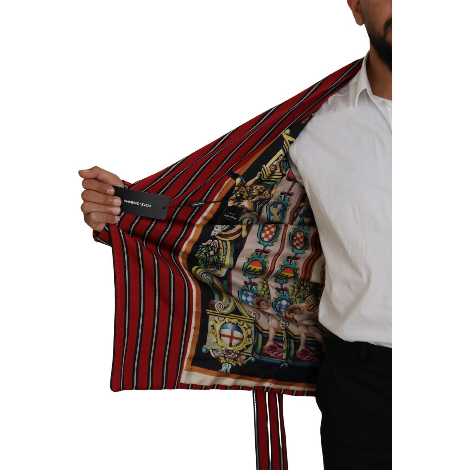 فستان طويل مخطط باللون الأحمر من دولتشي آند غابانا، ملابس فاخرة