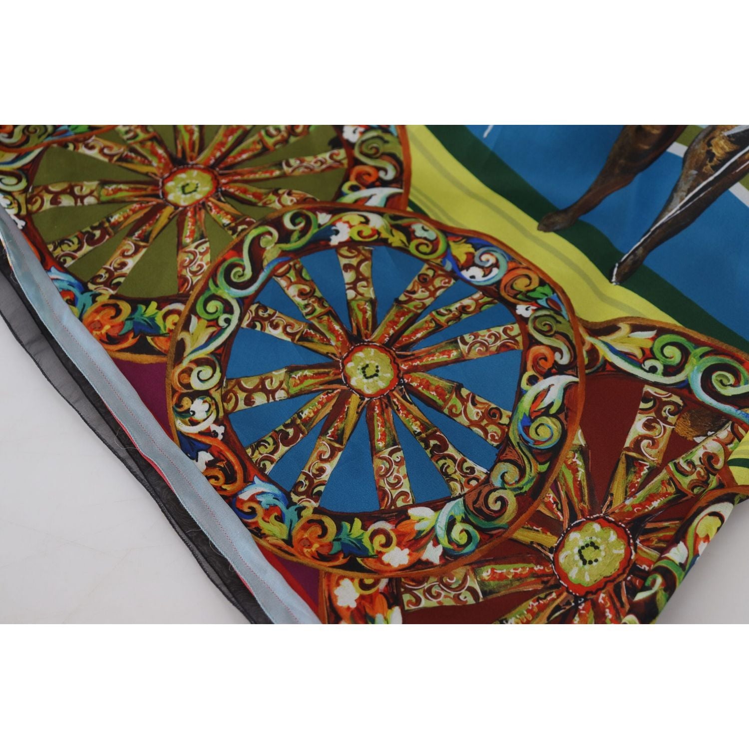 فستان طويل من الحرير من مجموعة دولتشي آند غابانا سيسيليان إليجانس