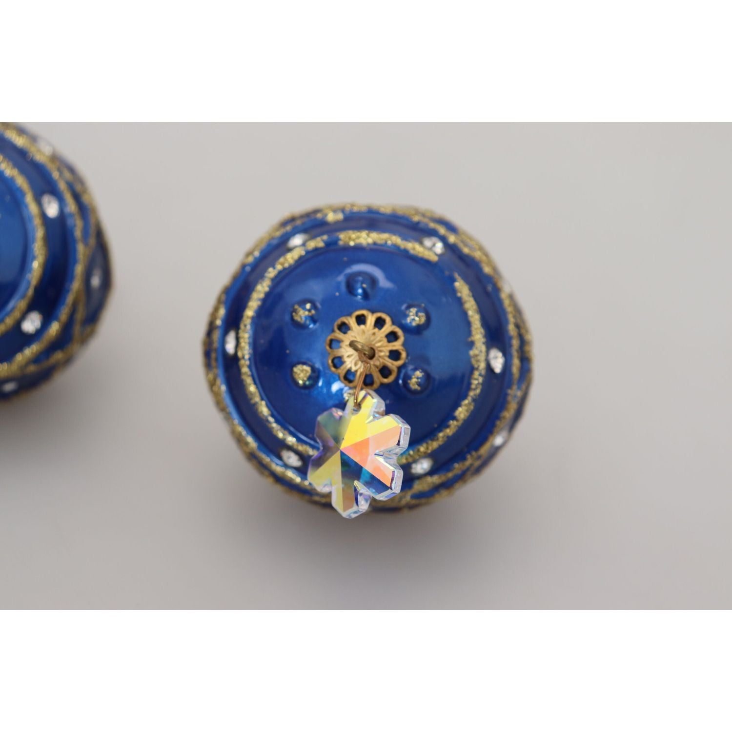 أقراط دولتشي آند غابانا الأنيقة المتدلية على شكل كرة كريستالية لعيد الميلاد