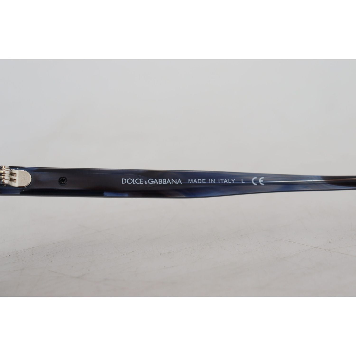 نظارة شمسية أنيقة باللون الأزرق من دولتشي آند غابانا