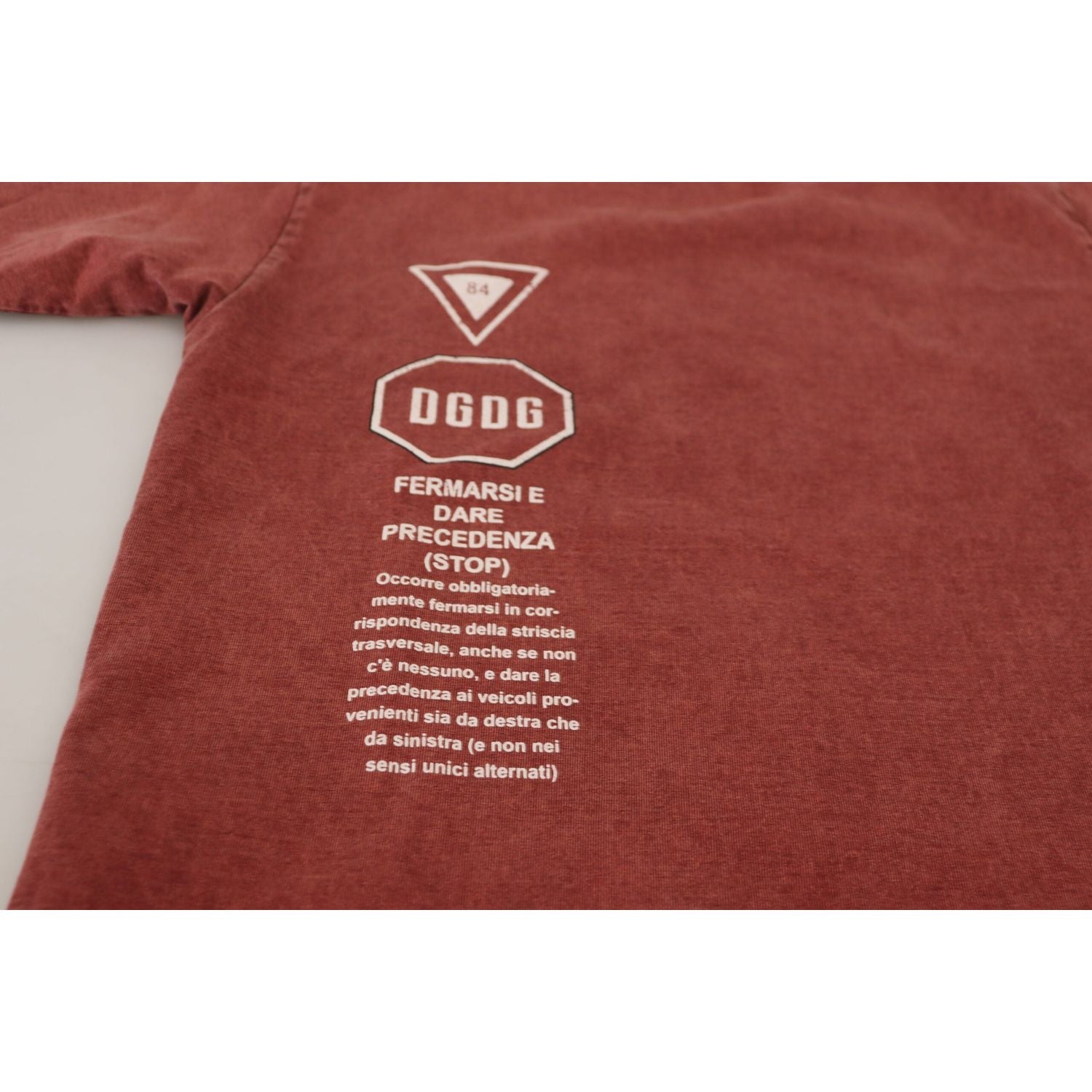 تي شيرت قطني أنيق مطبوع باللون العنابي من دولتشي آند غابانا