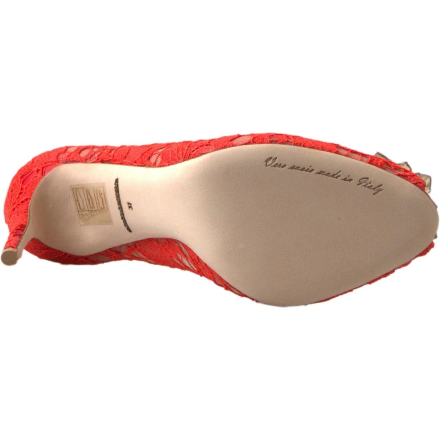 حذاء دولتشي آند غابانا الأنيق ذو الكعب العالي باللون الأحمر مع زخارف من الكريستال