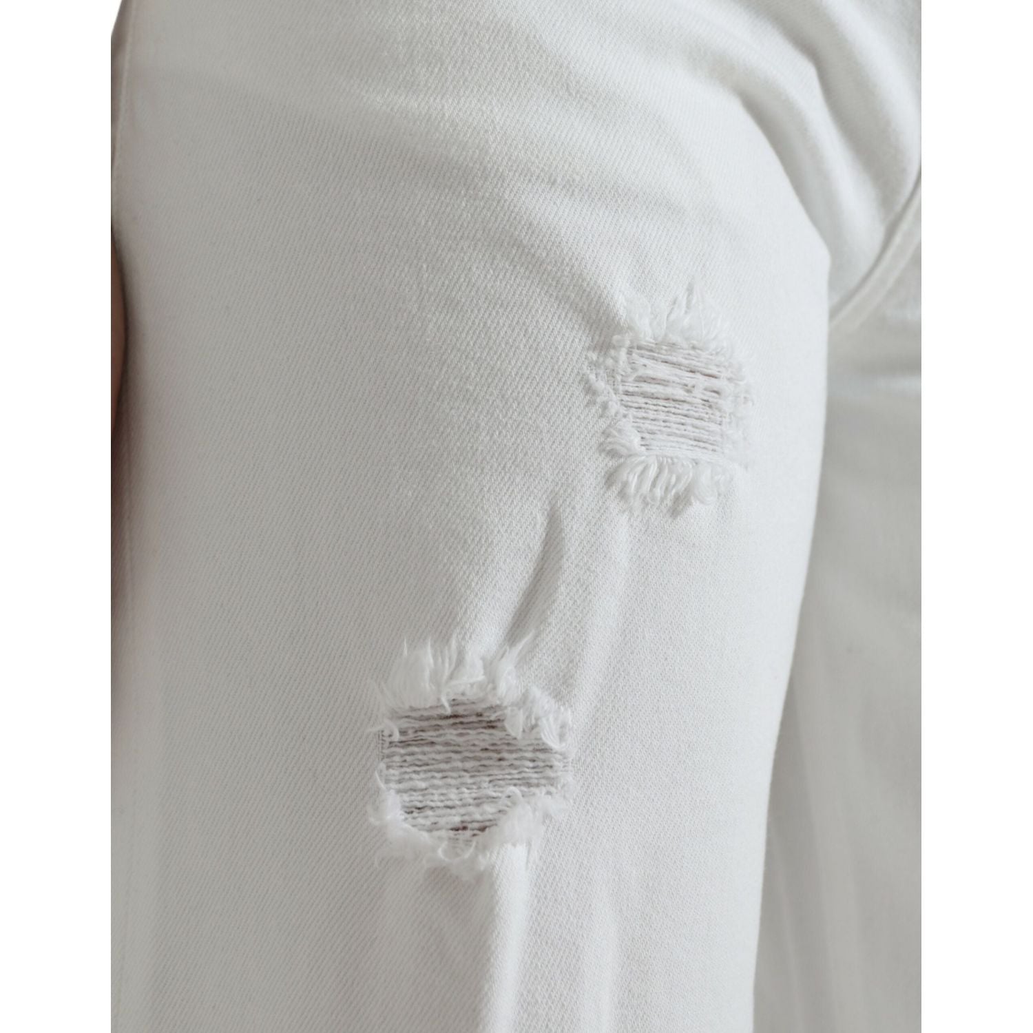 بنطلون جينز قصير أنيق باللون الأبيض من دولتشي آند غابانا بخصر متوسط