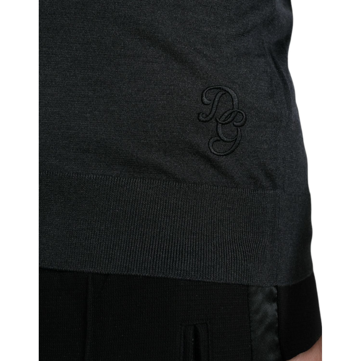 تي شيرت دولتشي آند غابانا الأنيق من الحرير بياقة دائرية باللون الرمادي الداكن