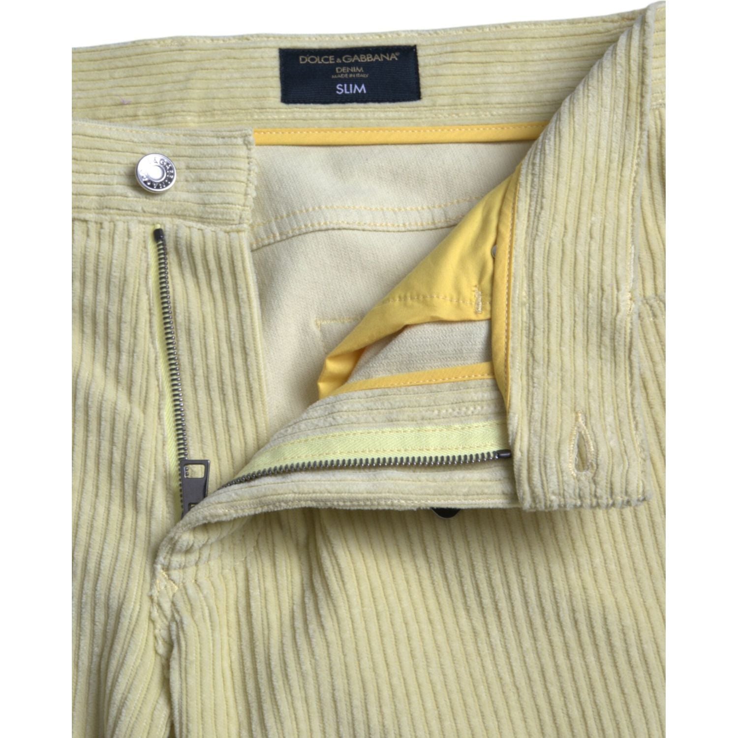بنطلون جينز ضيق من قماش مخملي أصفر اللون مزين بشعار دولتشي آند غابانا