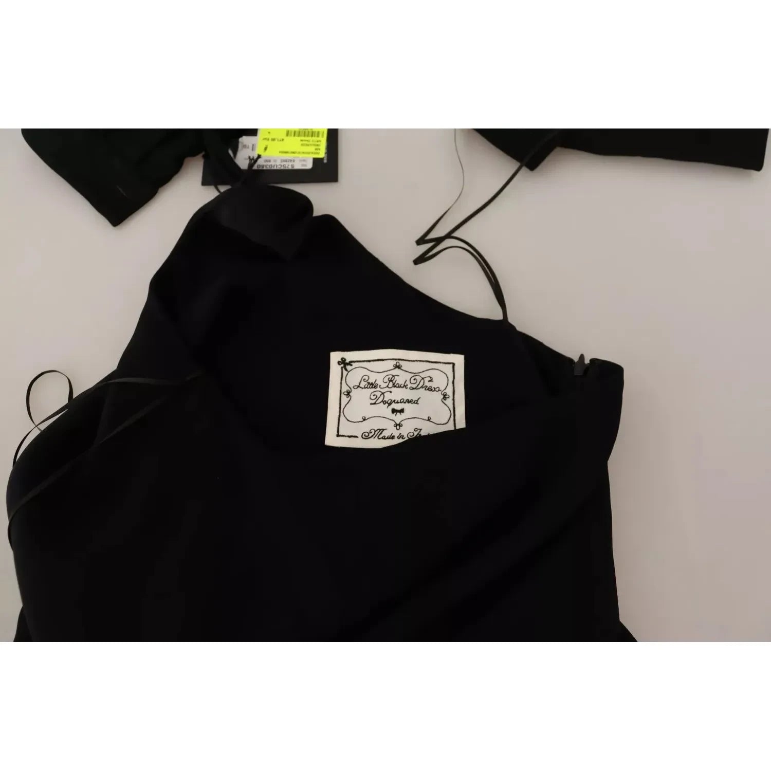 فستان أسود طويل الأكمام بفتحة جانبية من Dsquared² بطول الأرض