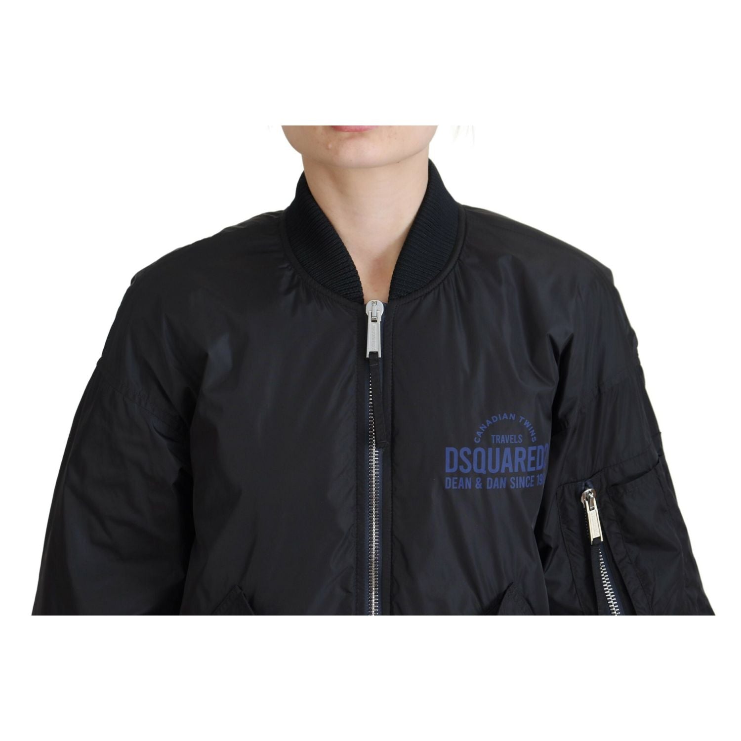 جاكيت بومبر نسائي بسحاب كامل وطبعة شعار Dsquared² باللون الأسود
