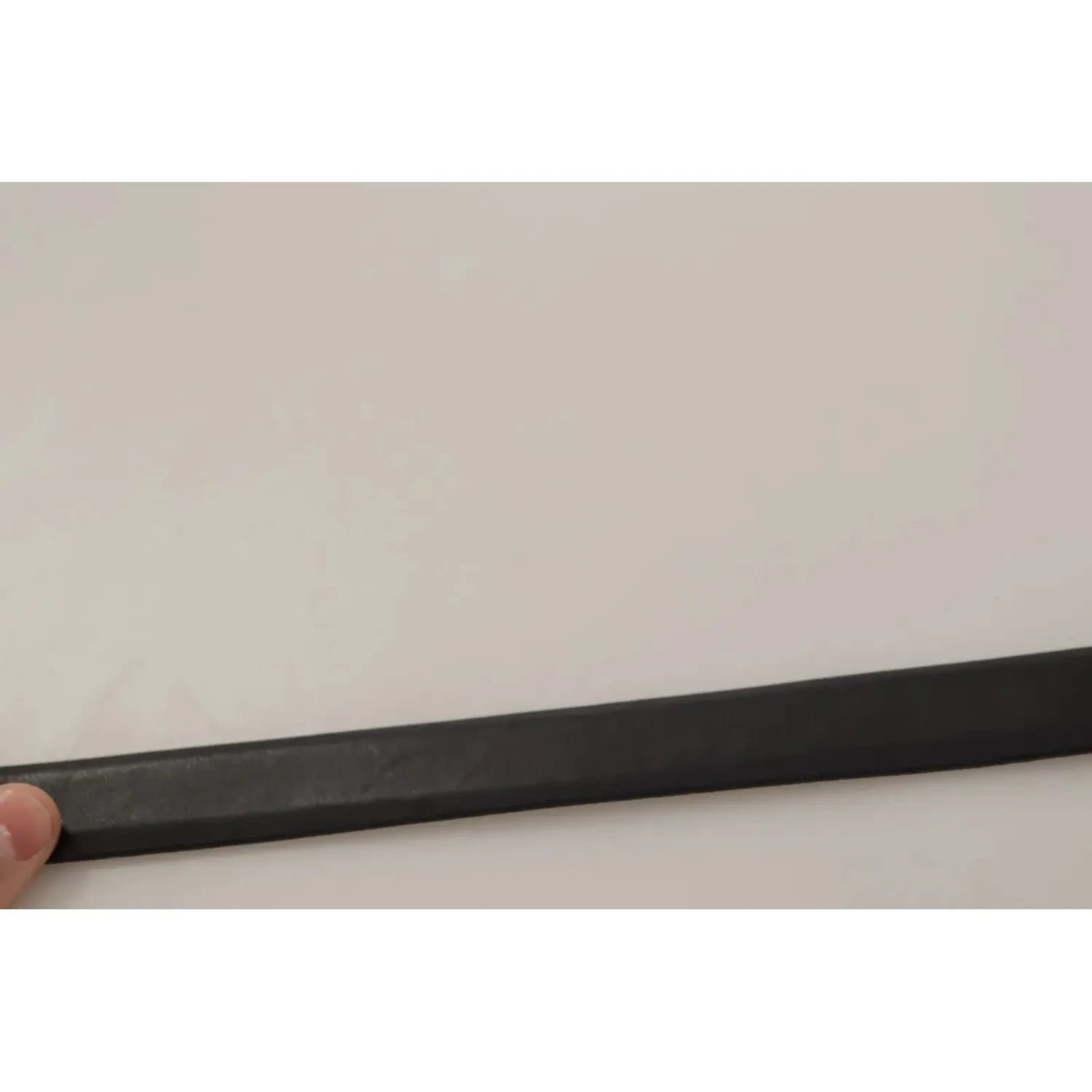 حزام دولتشي آند غابانا الكلاسيكي المصنوع من الجلد الأسود مع مشبك معدني باللون الفضي