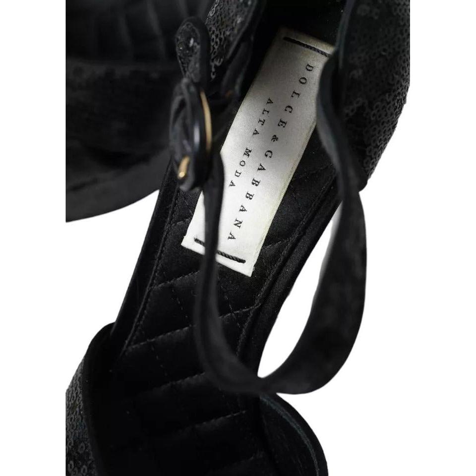 حذاء صندل بكعب عال من دولتشي آند غابانا باللون الأسود مزين بالترتر وحزام للكاحل