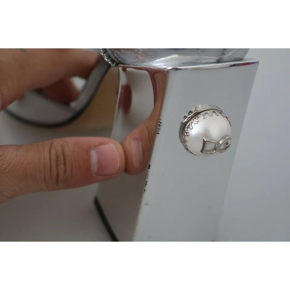 صندل جلدي بحزام على شكل حرف T مزين بكريستالات فضية من دولتشي آند غابانا