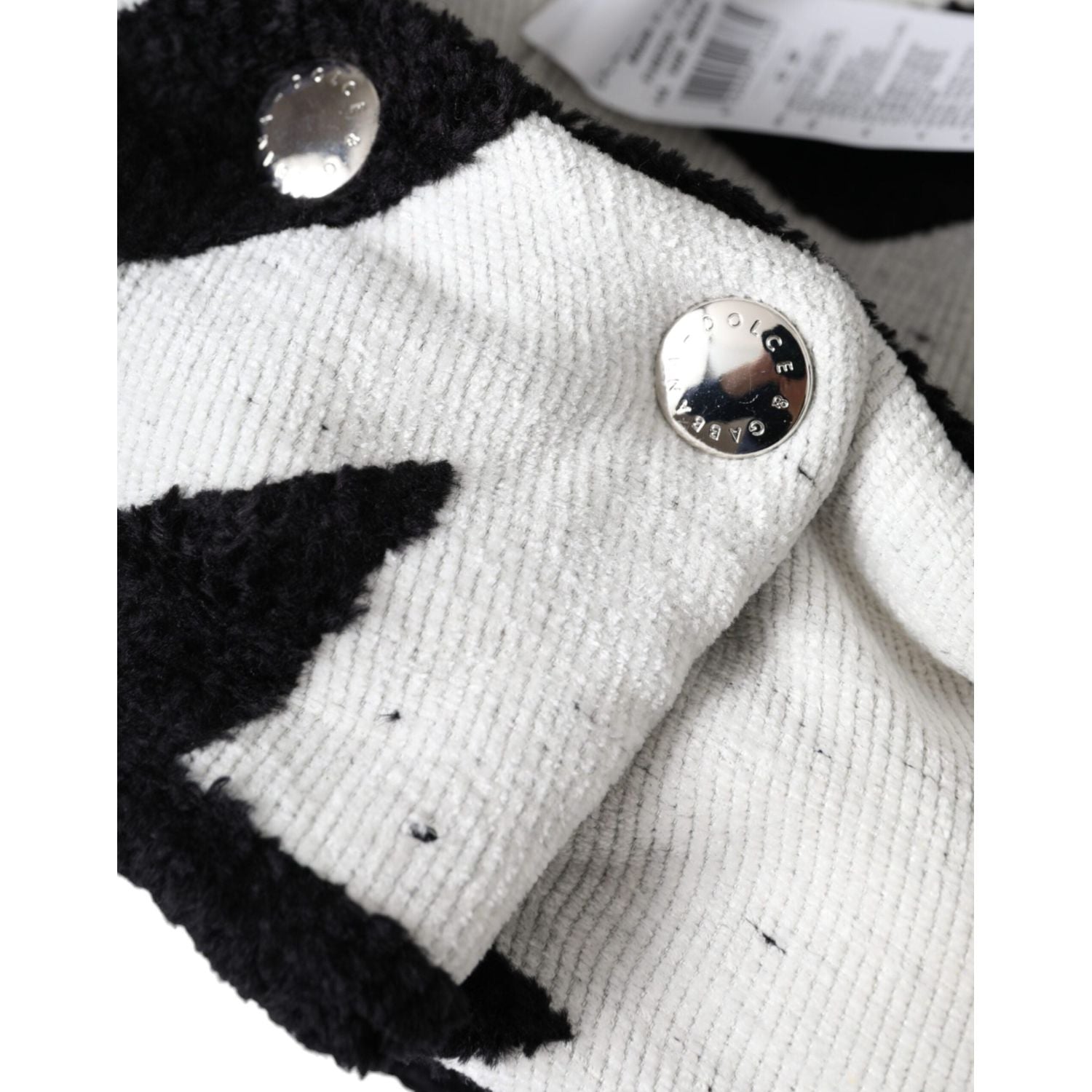 قبعة دولتشي آند غابانا من الصوف باللونين الأبيض والأسود لتغطية الرأس بالكامل