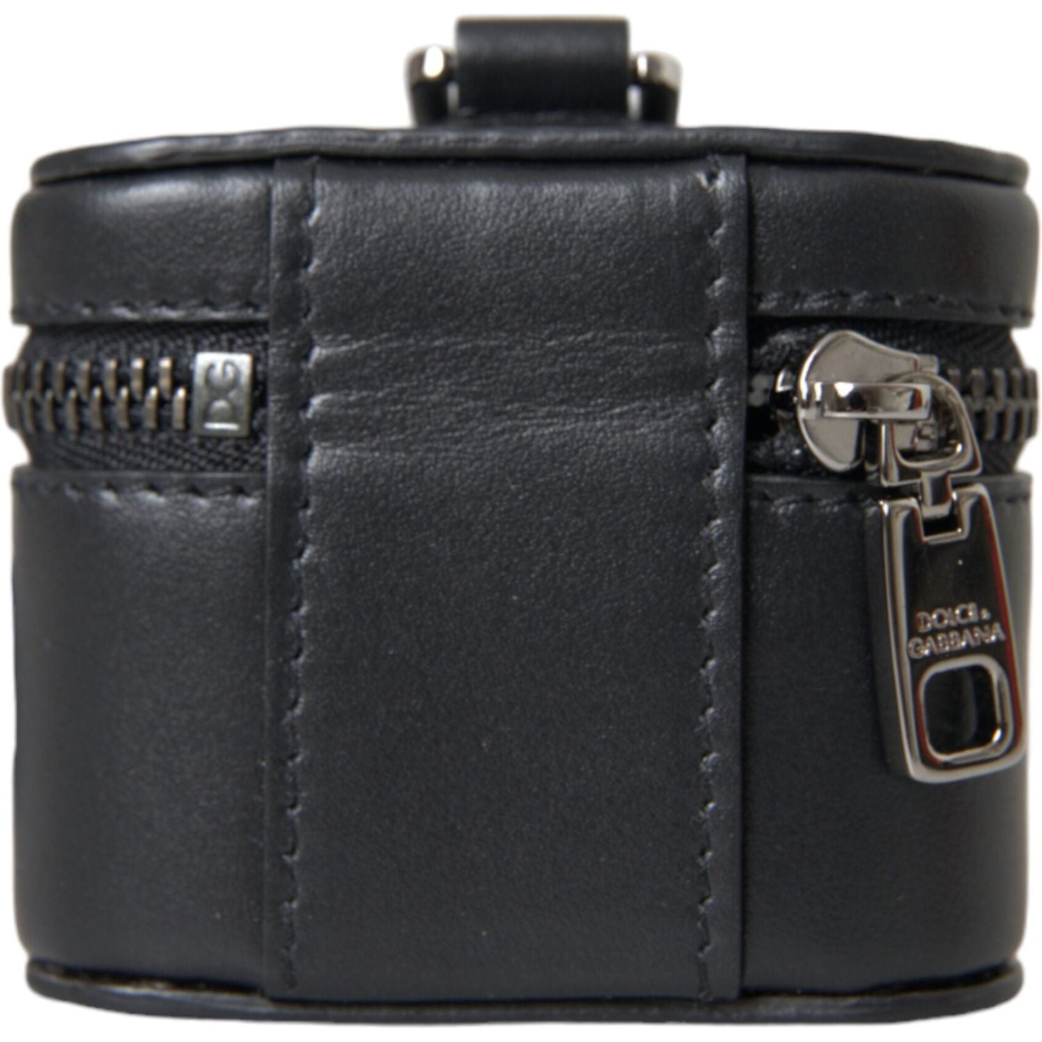 حافظة سماعات Airpods من Dolce &amp; Gabbana مصنوعة من الجلد باللون الفضي وشعار DG باللون الأسود