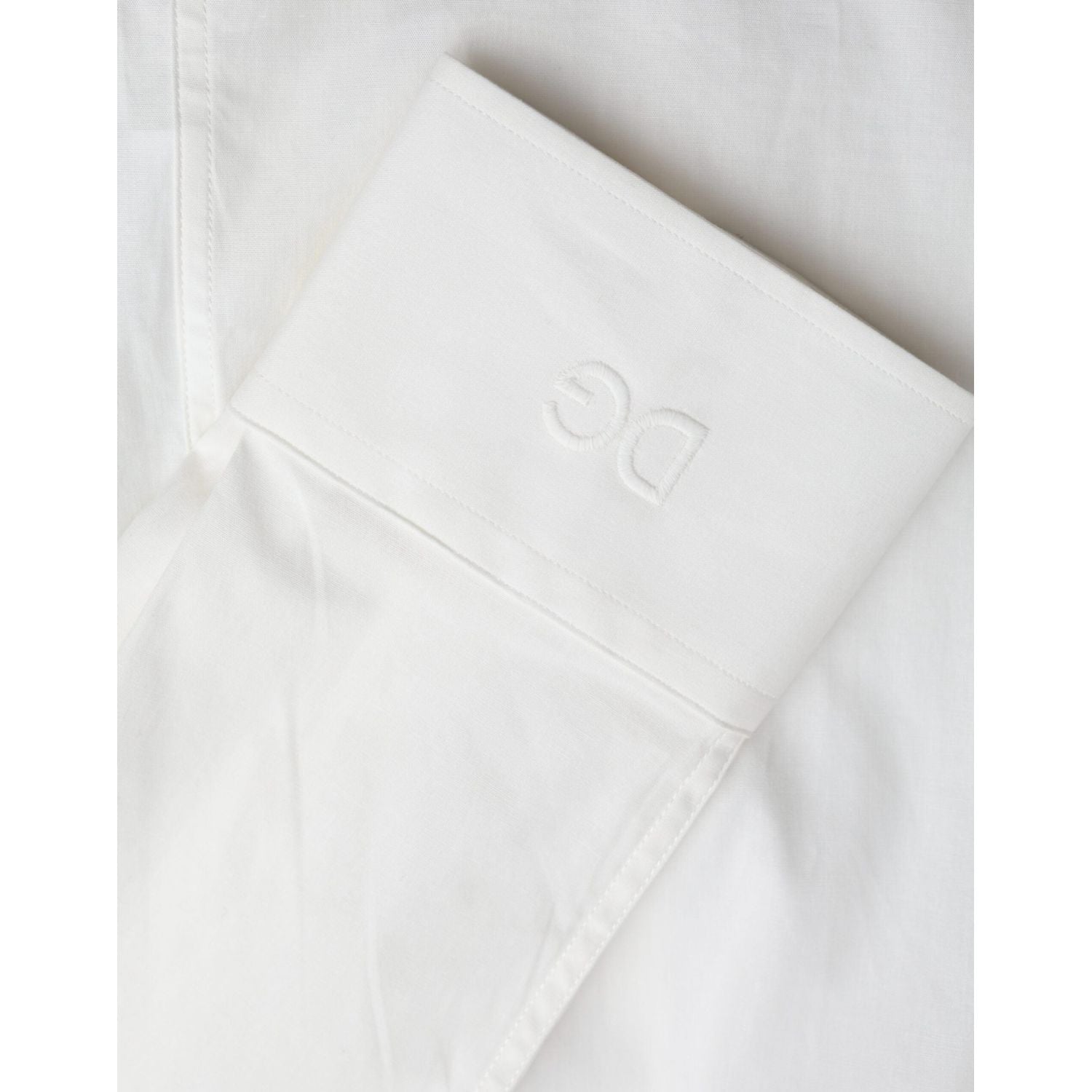 فستان قطني أبيض من دولتشي آند غابانا بقصّة Slim Fit وقميص ذهبي